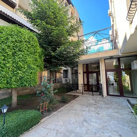 Rose Village アパート